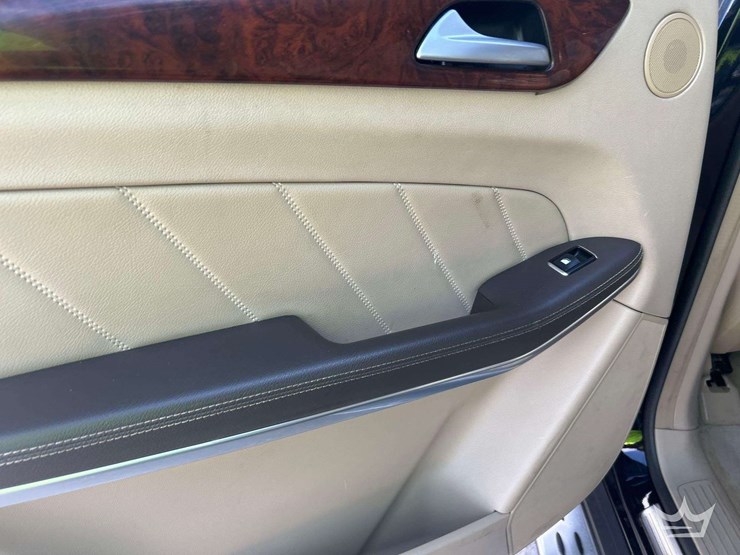 2013-mercedes-benz-gl450-image-23