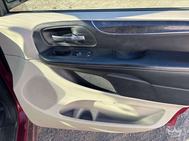 2016-chrysler-town-&-country-image-21