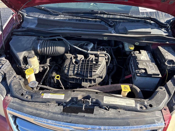 2016-chrysler-town-&-country-image-7