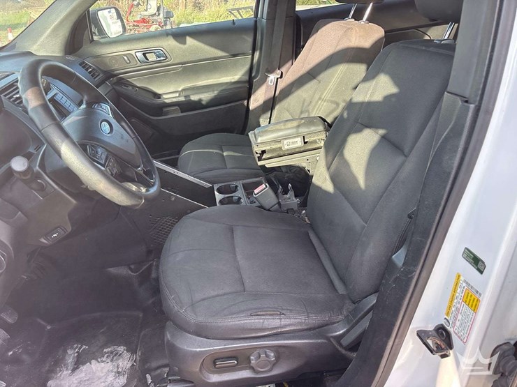 2017-ford-explorer-image-12