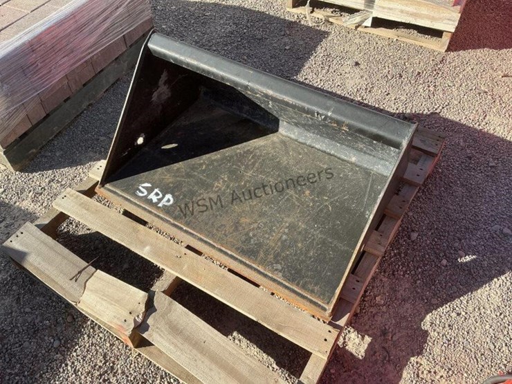 bradco-34in-stand-up-skid-steer-bucket-image-1