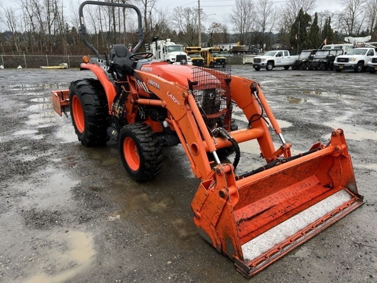 2014-kubota-l5460hst-4wd-compact-utility-tractor-image-2