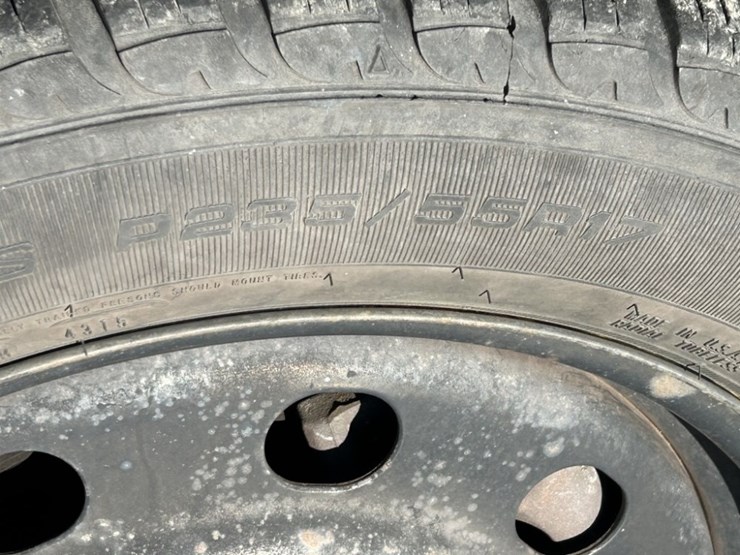 2011-ford-crown-victoria-sedan-image-33