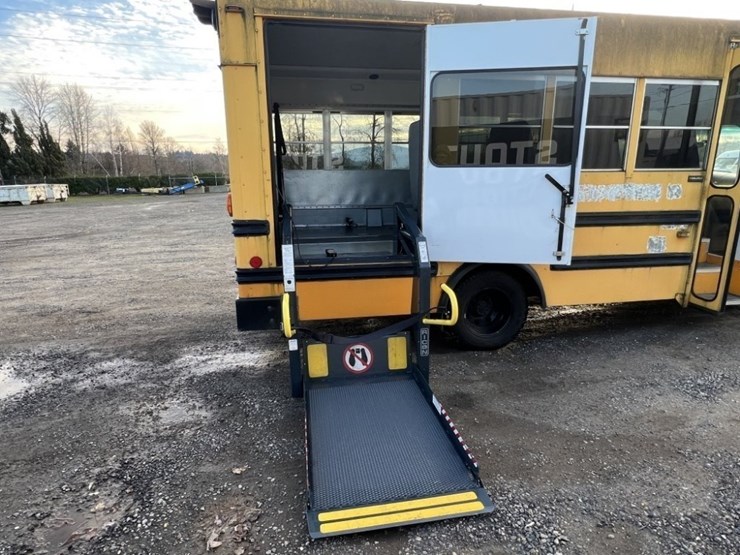 2004-ford-e350-sd-image-19