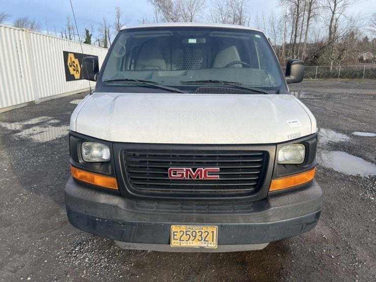 2012-gmc-savana-cargo-van-image-8