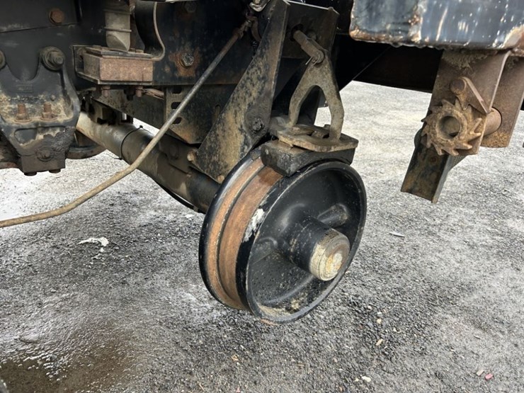 2001-freightliner-fl80-image-34