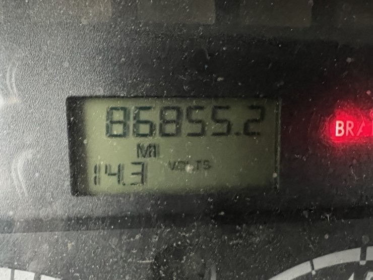 2012-freightliner-m2-bucket-truck-image-28