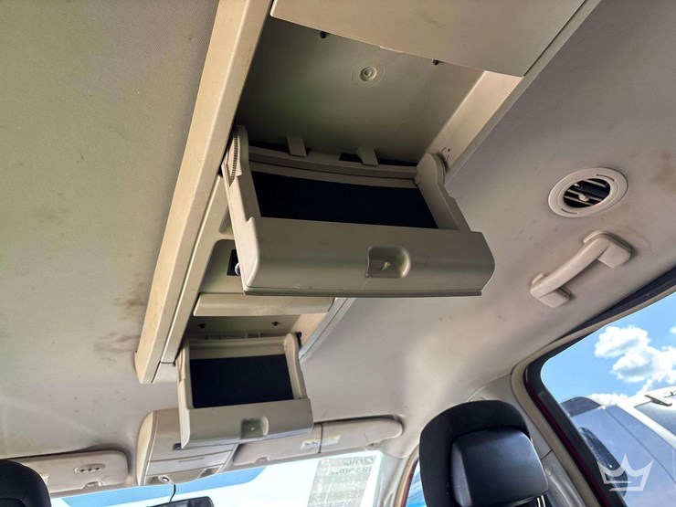 2016-chrysler-town-&-country-image-31