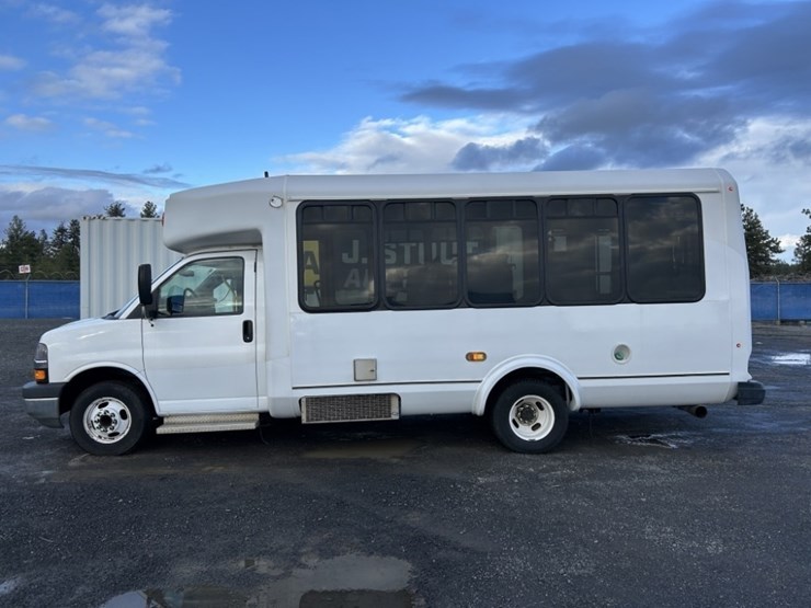 2016-chevrolet-express-paratransit-bus-image-2