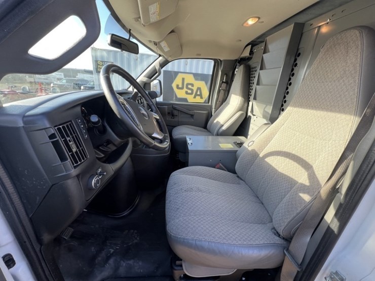 2019-gmc-savana-cargo-van-image-27