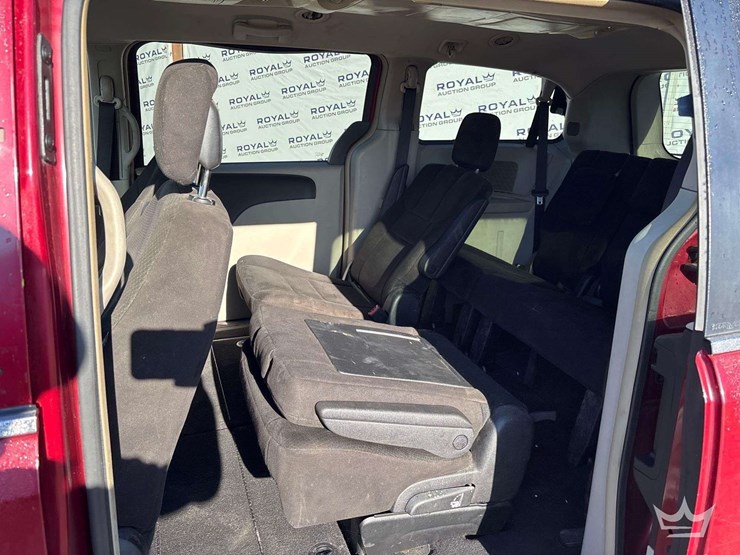 2016-chrysler-town-&-country-image-22