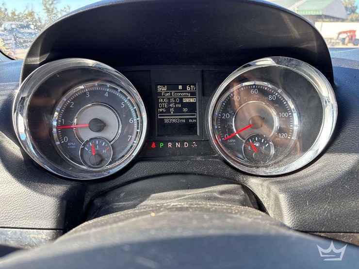 2016-chrysler-town-&-country-image-13