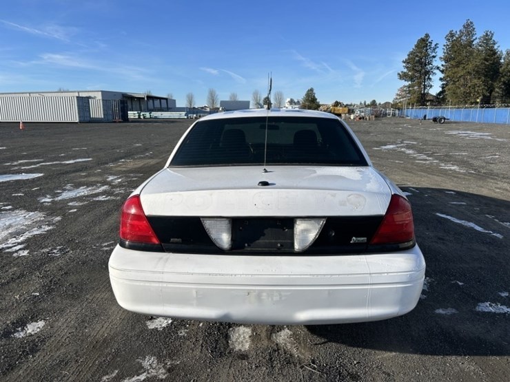 2009-ford-crown-victoria-sedan-image-4