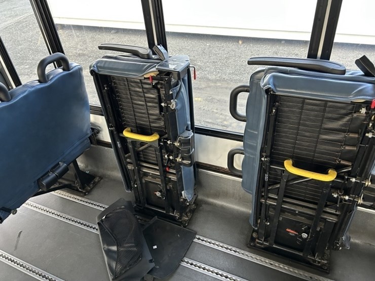 2016-chevrolet-express-paratransit-bus-image-20