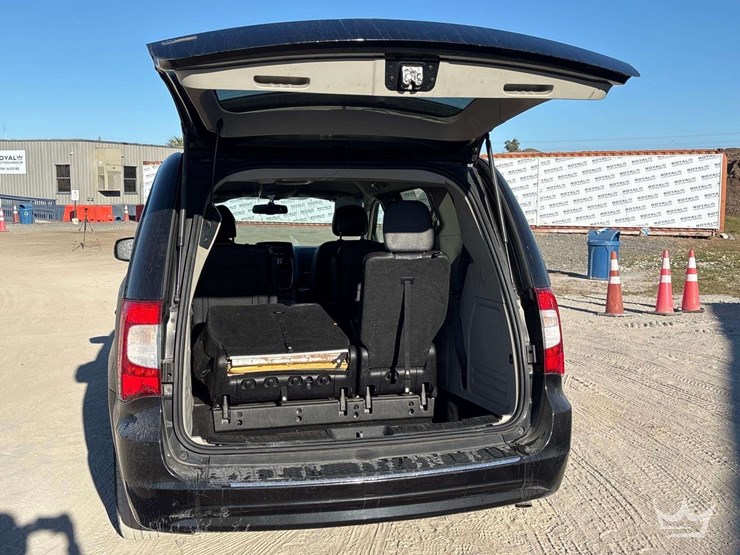 2016-chrysler-town-&-country-image-20