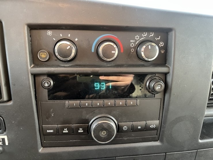 2012-gmc-savana-cargo-van-image-32