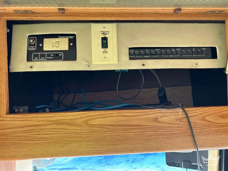 2004-winnebago-adventurer-38g-38ft.-class-a-motorhome-image-26