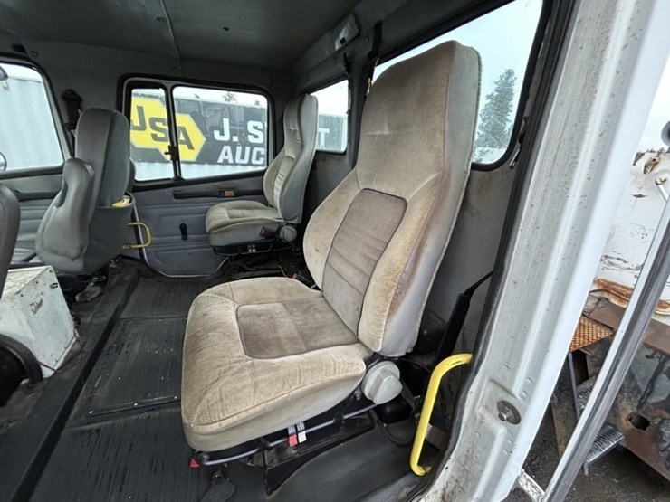 2001-freightliner-fl80-image-26