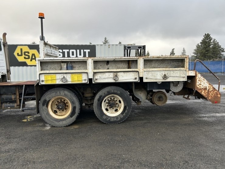 2001-freightliner-fl80-image-29