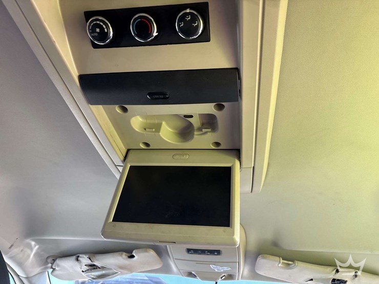 2016-chrysler-town-&-country-image-32