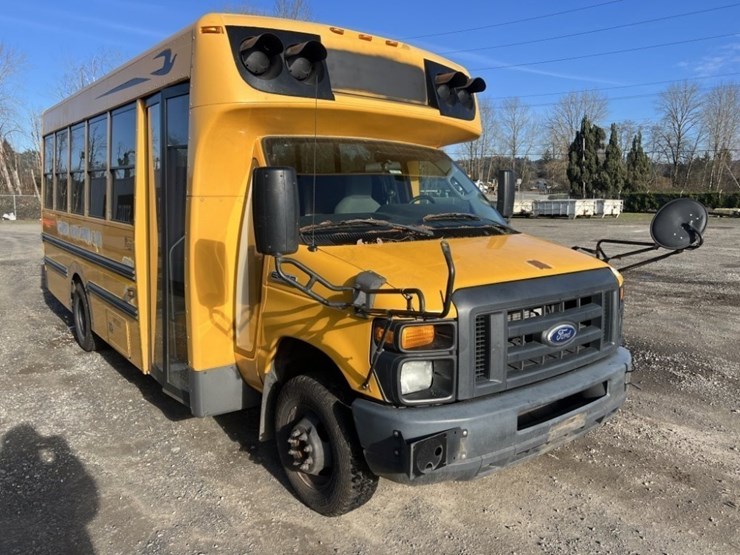 2013-ford-e450-sd-image-2