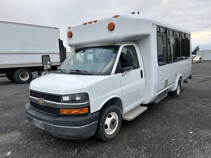 2011-chevrolet-express-paratransit-bus-image-1