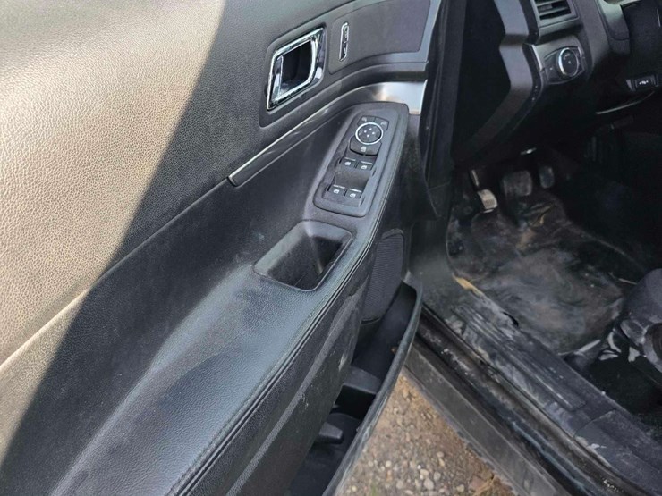 2017-ford-explorer-image-27