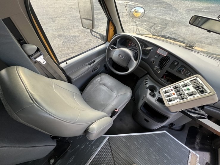 2004-ford-e350-sd-image-29