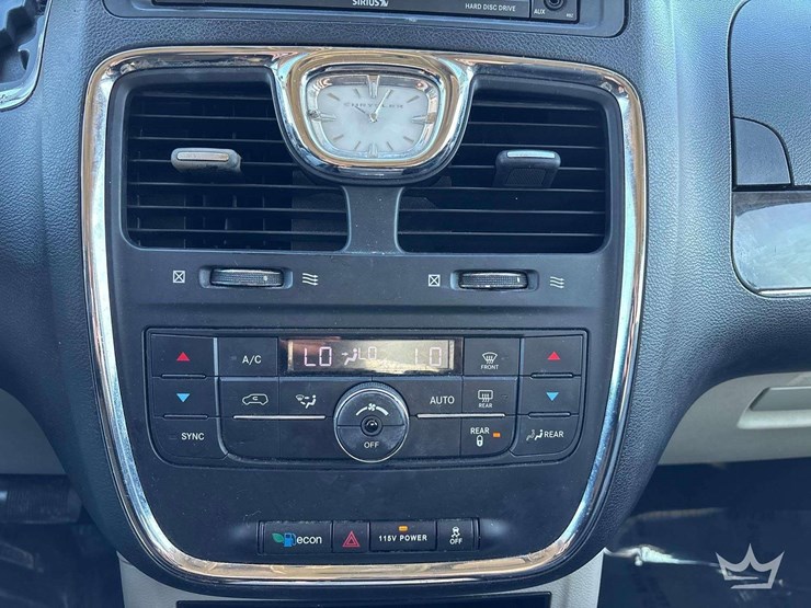 2016-chrysler-town-&-country-image-16