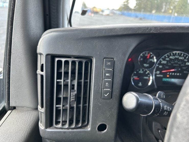 2016-chevrolet-express-paratransit-bus-image-28