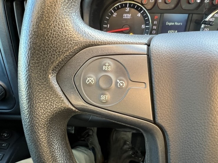 2017-chevrolet-silverado-crew-cab-pickup-image-30