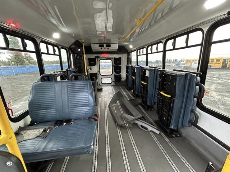 2016-chevrolet-express-paratransit-bus-image-21