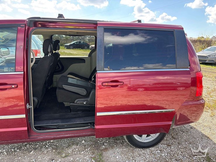 2016-chrysler-town-&-country-image-29