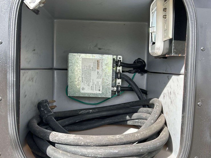 2004-winnebago-adventurer-38g-38ft.-class-a-motorhome-image-86