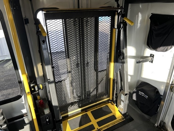 2012-chevrolet-express-paratransit-bus-image-21