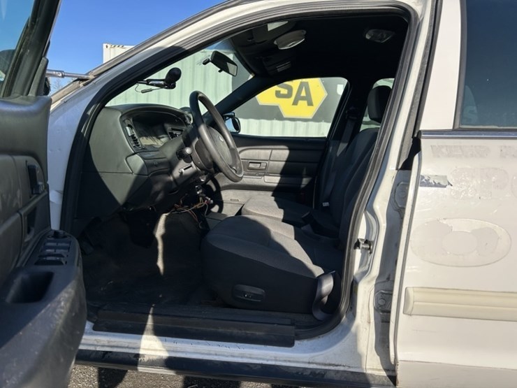 2009-ford-crown-victoria-sedan-image-12