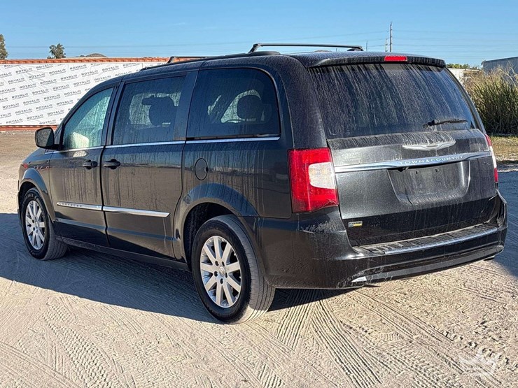 2016-chrysler-town-&-country-image-4