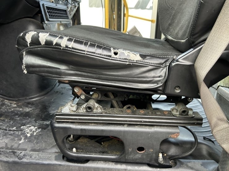 2016-chevrolet-express-paratransit-bus-image-32