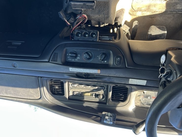 2011-ford-crown-victoria-sedan-image-15