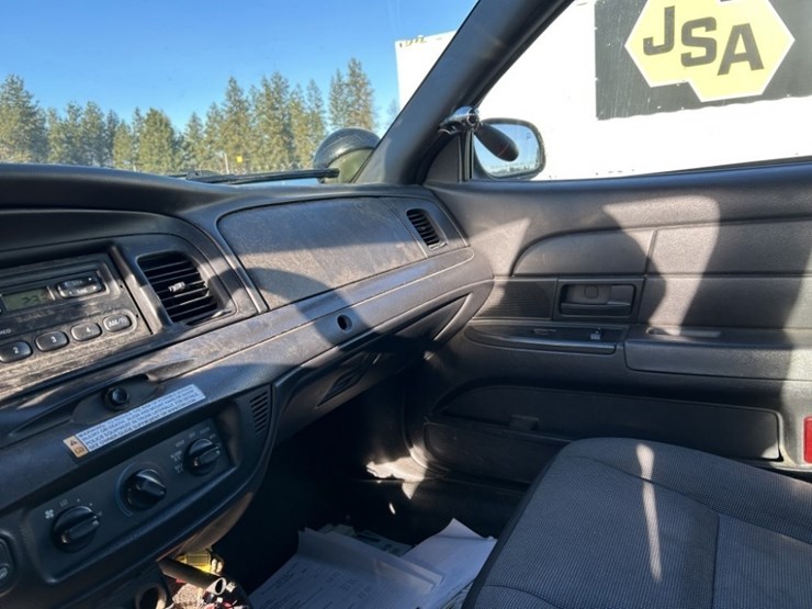 2011-ford-crown-victoria-sedan-image-15