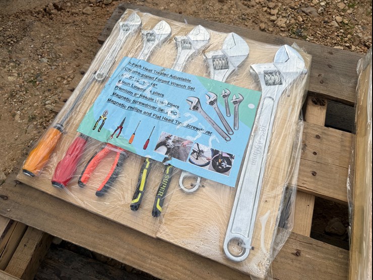 #8060-•-adj-wrenches,-misc-pliers,-screw-drivers-image-2