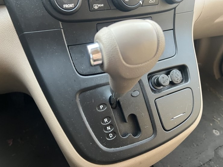 2012-kia-sedona-image-28