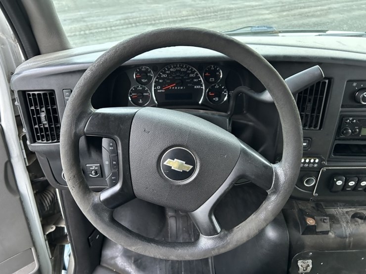 2011-chevrolet-express-paratransit-bus-image-15