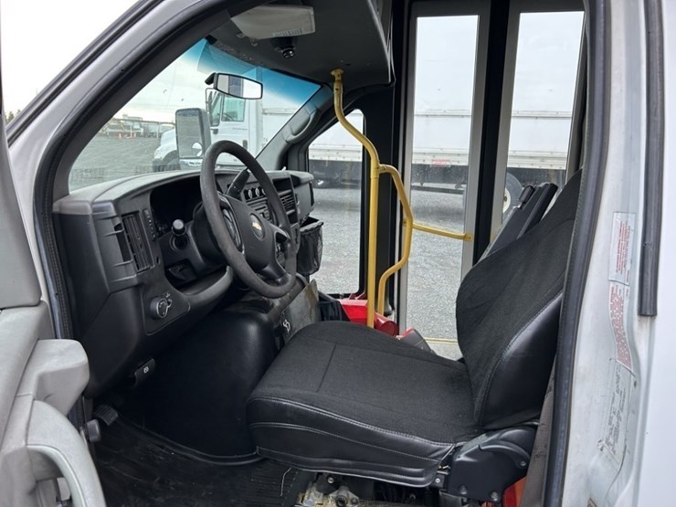 2011-chevrolet-express-paratransit-bus-image-11