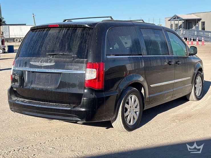 2016-chrysler-town-&-country-image-3