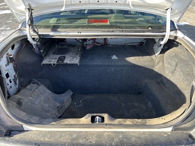 2011-ford-crown-victoria-sedan-image-25