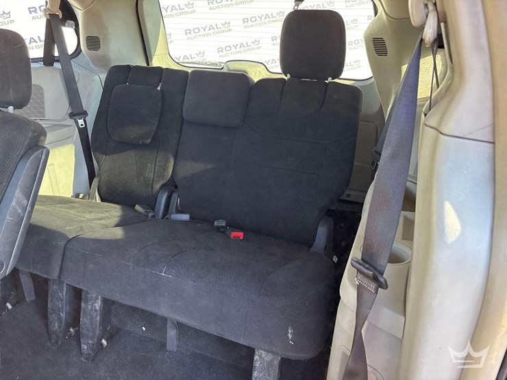 2016-chrysler-town-&-country-image-23