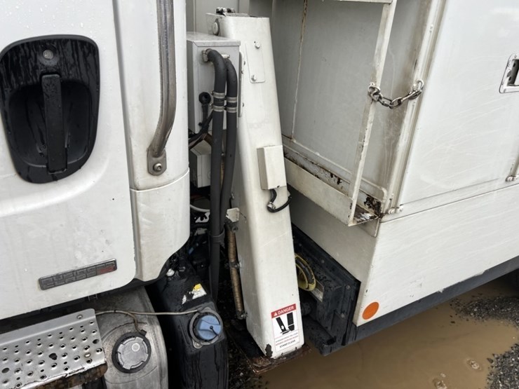 2012-freightliner-m2-bucket-truck-image-24