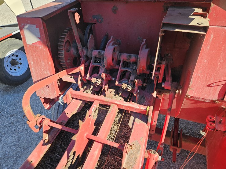 new-holland-570-image-6