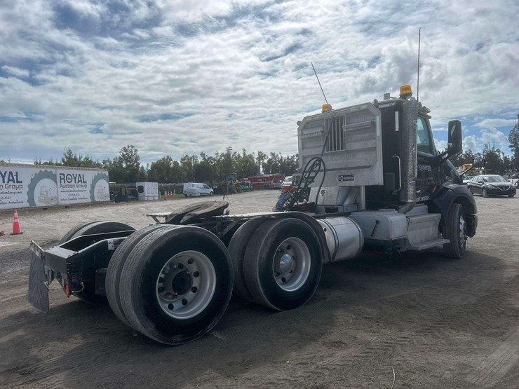 2016-peterbilt-579-image-4